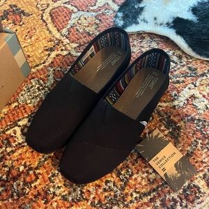 Toms (NWT) black mens shoes size 10